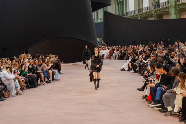 Chanel Womenswear Fall Winter 2025 2026 show as part of Paris Fashion Week PFW at Grand Palais Chanel Womenswear Fall Winter 2025 2026 show as part of Paris Fashion Week PFW at Grand Palais in Paris, France on March 11, 2025 Bestimage Runway during the Chanel Womenswear Fall Winter 2025 2026 show as part of Paris Fashion Week at Grand Palais on March 11, 2025 in Paris, France Paris France  Copyright: xAgencex xBestimagexAgencex xBestimagex