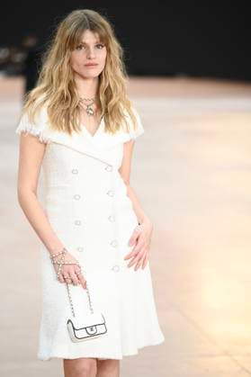 Paris Fashion Week People au defile Chanel, Arrival of celebrities at Grand Palais for Chanel Show 441654 2025 03 11 Paris France Bale, Emma  Copyright: xSergexArnalx xStarfacex STAR_441654_087