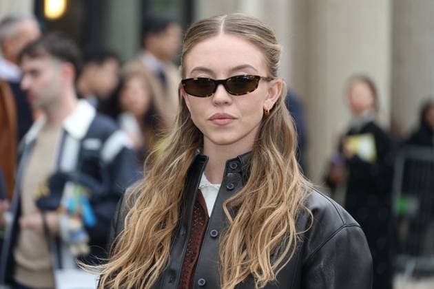Arrivals at the Miu Miu Womenswear Ready To Wear Fall Winter 2025 2026 show during Paris Fashion Week PFW at the Conseil économique et social Palais de Iéna Sydney Sweeney at the arrivals at the Miu Miu Womenswear Ready To Wear Fall Winter 2025 2026 show during Paris Fashion Week PFW at the Conseil économique et social Palais de Iéna, in Paris, France, March 11, 2025 Denis Guignebourg Bestimage Celebs arrive at the Miu Miu Womenswear Ready To Wear Fall Winter 2025 2026 show during Paris Fashion Week PFW at the Conseil économique et social Palais de Iéna, in Paris, France, March 11, 2025 Paris France  Copyright: xClovis-Guignebourg BestimagexClovis-Guignebourg Bestimagex