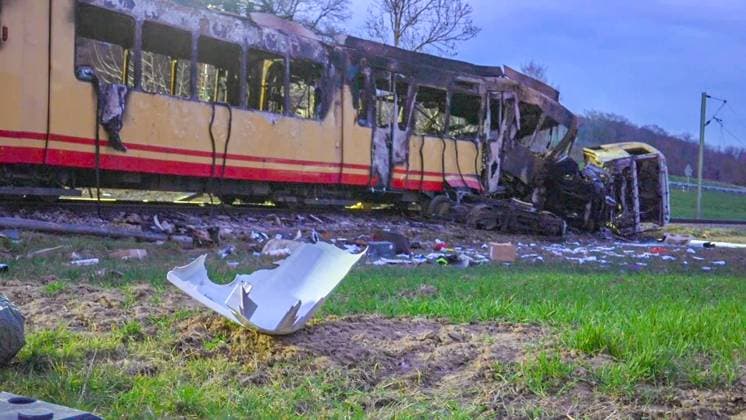 News Themen der Woche KW11 Straßenbahn-Unglück fordert drei Todesopfer bei Ubstadt-Weiher: Ermittlungen von Polizei und Staatsanwaltschaft laufen nach der Feuerkatastrophe bei Karlsruhe am Abend auf Hochtouren - Zwei Vermisste werden tot in ausgebrannter Bahn gefunden, zuvor wurd Straßenbahn-Unglück fordert drei Todesopfer bei Ubstadt-Weiher: Ermittlungen von Polizei und Staatsanwaltschaft laufen nach der Feuerkatastrophe bei Karlsruhe am Abend auf Hochtouren - Zwei Vermisste werden tot in ausgebrannter Bahn gefunden, zuvor wurde bereits die Bahnfahrerin tot im Wrack aufgefunden *** Streetcar accident claims three lives near Ubstadt Weiher Investigations by the police and public prosecutors office are in full swing after the fire disaster near Karlsruhe in th Copyright: xJulianxBuchnerx xEinsatzReport24x