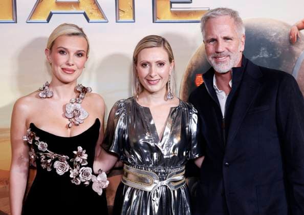 Bilder des Jahres 2025, Entertainment 03 März Entertainment Themen der Woche KW11 Entertainment Bilder des Tages Millie Bobby Brown, Angela Russo-Otstot and COO of MGM, Chris Brearton arrive on the red carpet at the Netflix The Electric State fan screening at The Paris Theatre in New York City on Tuesday, March 11, 2025.  NYP20250311103 JOHNxANGELILLO
