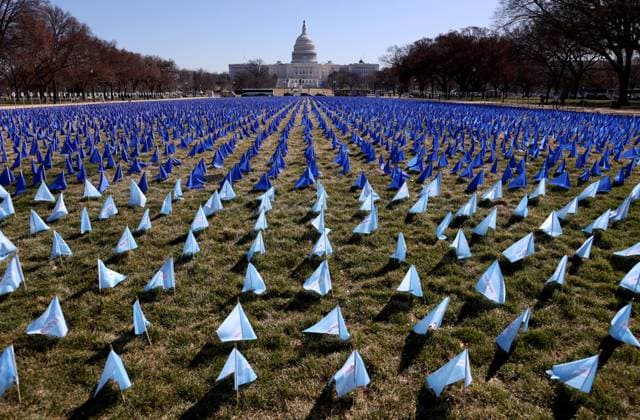 Bilder des Jahres 2025, News 03 März News Themen der Woche KW11 News Bilder des Tages March 11, 2025, Washington Dc, Virginia, USA: United in Blue a flag designed to raise awareness around colorectal cancer is created at the National Mall, in front of U.S. Capitol in Washington DC on March 11, 2025. Washington Dc USA - ZUMAs337 20250311_znp_s337_019 Copyright: xGentxShkullakux
