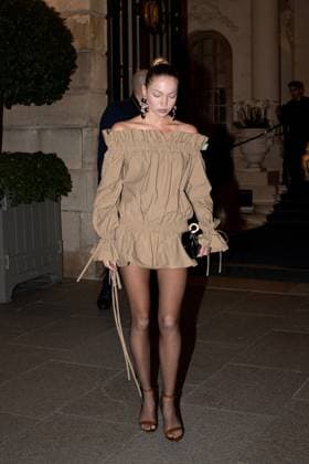 PFW - Kate And Lila Moss Head To Saint Laurent Lila Grace Moss and Kate Moss leaving the Ritz on their way to the Yves Saint Laurent show in Paris on March 11, 2025, as part of the Paris Fashion Show. Photo by Florian Poitout ABACAPRESS.COM PAris France  Copyright: xPoitoutxFlorian ABACAx