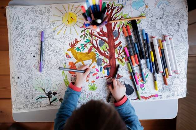 Symbolfoto zum Thema Kreativitaet bei Kindern. Ein kleines Maedchen sitzt im Kinderzimmer am Tisch und malt mit Filzstiften ein Ausmalbild aus. Berlin, 04.03.2025. Berlin Deutschland *** Symbolic photo on the subject of creativity in children A little girl sits at the table in the childrens room and paints a coloring picture with felt-tip pens Berlin, 04 03 2025 Berlin Germany Copyright: xThomasxTrutschelx
