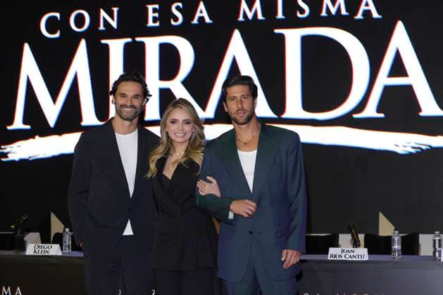 Con Esa Misma Mirada Tv Series Photocall (L-R) Ivan Sanchez, Angelica Rivera, Diego Klein pose during a Photocall for the presentation of the Vix Original Series Con Esa Misma Mirada . on March 11, 2025 in Mexico City, Mexico. (Photo by Yamak Perea Eyepix Group) Copyright: xYamakxPerea xEyepixxGroupx YP_11032025_146633