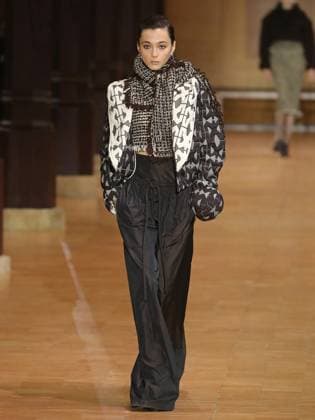 PFW - Veronique Leroy Runway A model walks the runway during the Veronique Leroy Womenswear Fall Winter 2025-2026 show as part of Paris Fashion Week at Le Réfectoire des Cordeliers on March 11, 2025 in Paris, France. Photo by Alain-Gil Gonzalez ABACAPRESS.COM Paris France  Copyright: xGonzalezxAlain-Gil ABACAx