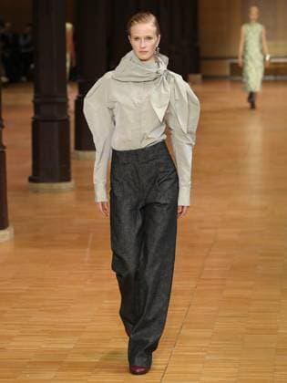 PFW - Veronique Leroy Runway A model walks the runway during the Veronique Leroy Womenswear Fall Winter 2025-2026 show as part of Paris Fashion Week at Le Réfectoire des Cordeliers on March 11, 2025 in Paris, France. Photo by Alain-Gil Gonzalez ABACAPRESS.COM Paris France  Copyright: xGonzalezxAlain-Gil ABACAx