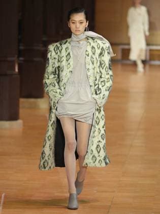 PFW - Veronique Leroy Runway A model walks the runway during the Veronique Leroy Womenswear Fall Winter 2025-2026 show as part of Paris Fashion Week at Le Réfectoire des Cordeliers on March 11, 2025 in Paris, France. Photo by Alain-Gil Gonzalez ABACAPRESS.COM Paris France  Copyright: xGonzalezxAlain-Gil ABACAx