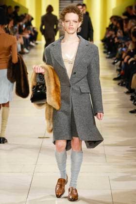 Défilé Miu Miu Collection Prêt à Porter Automne Hiver 2025 2026 lors de la Fashion Week de Paris PFW Défilé Miu Miu Collection Prêt à Porter Automne Hiver 2025 2026 lors de la Fashion Week de Paris, le 11 mars 2025 Miu Miu Fashion Show Ready to Wear Collection Fall Winter 2025 2026 at Paris Fashion Week, on March 11th, 2025 Paris France  Copyright: xAgencex xBestimagexAgencex xBestimagex