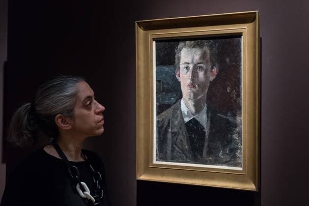 Edvard Munch Portraits Exhibition At The National Portrait Gallery In London LONDON, UNITED KINGDOM - MARCH 12, 2025: A gallery staff member looks at a painting titled Self-Portrait by Norwegian painter Edvard Munch during a photocall for Edvard Munch Portraits exhibition (13 March - 15 June 2025) at the National Portrait Gallery in London, United Kingdom on March 12, 2025. The exhibition will be the first in the UK to focus exclusively on Munch as a portraitist, including works never before seen in the UK. London Greater London United Kingdom  Copyright: xWIktorxSzymanowiczx originalFilename: szymanowicz-edvardmu250312_np4iZ.jpg