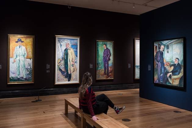 Edvard Munch Portraits Exhibition At The National Portrait Gallery In London LONDON, UNITED KINGDOM - MARCH 12, 2025: A gallery staff member with paintings titled Ludvig Karsten , 1905, (L), Christian Gierlöff, Author , 1909, (2L), Jappe Nilssen, 1909, (3L) and Lucien Dedichen and Jappe Nilssen , 1925-26, (R) by Norwegian painter Edvard Munch during a photocall for Edvard Munch Portraits exhibition (13 March - 15 June 2025) at the National Portrait Gallery in London, United Kingdom on March 12, 2025. The exhibition will be the first in the UK to focus exclusively on Munch as a portraitist, including works never before seen in the UK. London Greater London United Kingdom  Copyright: xWIktorxSzymanowiczx originalFilename: szymanowicz-edvardmu250312_npx2V.jpg