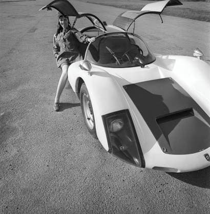 Porsche Juni 1967. Ein Modell in der Mode des Jahres an einem Porsche 906. Das Rennwagenmodell wurde 1966 auf den Markt gebracht und wird auch Porsche Carrera 6 genannt. Das Auto hatte Flügeltüren, eine Art Autotür, die sich nach oben öffnet. Insgesamt wurden 50 Exemplare des Wagens produziert, die im Rennsport eingesetzt wurden, unter anderem von dem schwedischen Rennfahrer Sten Axelsson. Foto aufgenommen mit Hasselblad Porsche June 1967. A model dressed in the fashion of the year at a Porsche 906. The racing car model was launched in 1966 and is also called the Porsche Carrera 6. The car had car doors called gull-wing doors, a type of car door that opens upwards. A total of 50 examples of the car were produced which were used in motor Copyright: imageBROKER Sjoberg ibljsj12883525.jpg
