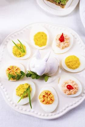 Eine bunte und festliche ostertische Dekoration A colourful and festive Easter table decoration Copyright: imageBROKER DzinnikxDarius ibxiqx12697194.jpg