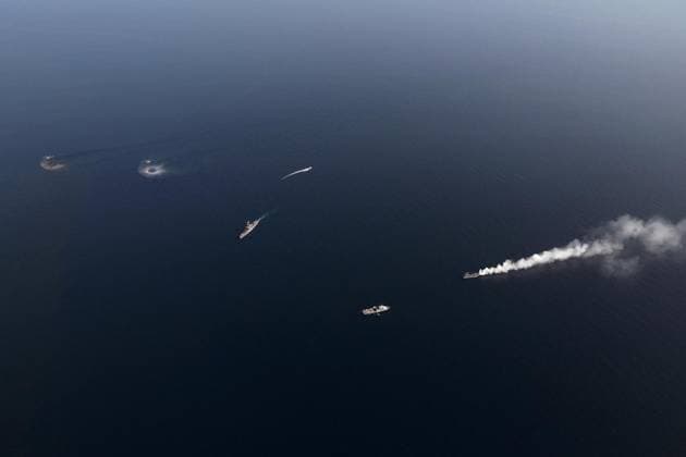 Golf von Oman, Gemeinsames Marinemanöver von Iran, Russland und China March 12, 2025, Gulf Of Oman, Indian Ocean, Iran: Navy ships and vessels engage in military exercises during joint drills conducted by Iran, Russia, and China in the Gulf of Oman. The three countries will be participating in a three-day naval exercise in the Gulf of Oman and the Indian Ocean. This week, the navies of Iran, Russia, and China are conducting military drills off the coast of Iran to enhance their cooperation. Gulf Of Oman Iran - ZUMAi98_ 20250312_zih_i98_133 Copyright: xIranianxArmyxOfficex