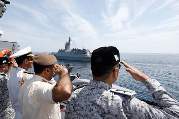 Golf von Oman, Gemeinsames Marinemanöver von Iran, Russland und China March 12, 2025, Gulf Of Oman, Indian Ocean, Iran: local officials and navy personnel attending joint military exercises conducted by Iran, Russia, and China in the Gulf of Oman. The three countries will participate in a three-day naval drill in the Gulf of Oman and the Indian Ocean. This week, the navies of Iran, Russia, and China are conducting military exercises off the coast of Iran to enhance their cooperation. Gulf Of Oman Iran - ZUMAi98_ 20250312_zih_i98_025 Copyright: xIranianxArmyxOfficex