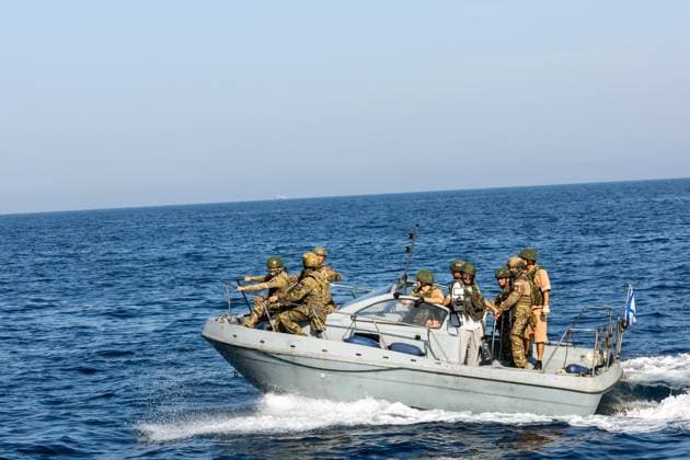 Golf von Oman, Gemeinsames Marinemanöver von Iran, Russland und China March 12, 2025, Gulf Of Oman, Indian Ocean, Iran: Soldiers are carrying out operations during joint military exercises conducted by Iran, Russia, and China in the Gulf of Oman. The three countries will participate in a three-day naval drill in the Gulf of Oman and the Indian Ocean. This week, the navies of Iran, Russia, and China are conducting military exercises off the coast of Iran to enhance their cooperation. Gulf Of Oman Iran - ZUMAi98_ 20250312_zih_i98_062 Copyright: xIranianxArmyxOfficex