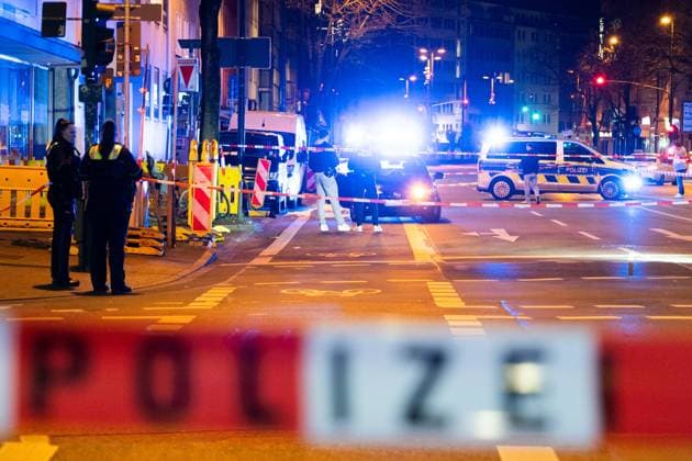 News Themen der Woche KW11 News Bilder des Tages Uber-Fahrgast vermutlich aus fahrenden Auto erschossen - Schüsse auf der Karlstrasse in der Düsseldorfer Innenstadt 7aIMG: 0507904 Ein Toter: Schüsse auf der Karlstrasse in der Düsseldorfer InnenstadtNordrhein-Westfalen, Düsseldorf, Deutschland *** Uber passenger presumably shot from moving car Shots fired on Karlstrasse in Düsseldorf city center 7aIMG 0507904 One dead person Shots fired on Karlstrasse in Düsseldorf city centerNorth Rhine-Westphalia, Düsseldorf, Germany Copyright: 7aktuell.de 0507904 20250313_7a_Dussschusseintoter_507904