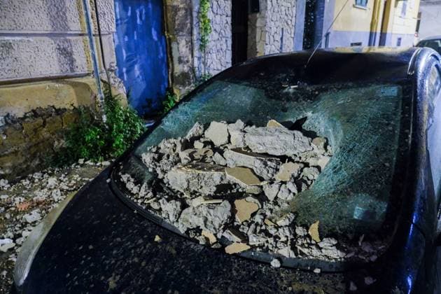 News Themen der Woche KW11 News Bilder des Tages Italien, Erdbeben in der Nähe von Neapel News - Earthquake Campi Flegrei 4.4 An earthquake tremor of magnitude 4.4 was recorded in the Campi Flegrei area at 1.25 a.m. today, Thursday 13 March. The epicentre was located at a depth of 2 km near Via Napoli in Pozzuoli. The intensity, similar to that of 20 May last year, was the strongest detected in this phase that has seen a worsening of the bradyseism phenomenon, but also the most violent in the last forty years. Hundreds and hundreds of people took to the streets in the western districts of Naples and in the municipalities of the Phlegraean area. Rubble fell from the cornices of buildings and from the bell tower of a church in the Bagnoli district, and an attic collapsed inside a building. Civil Defence, police and fire brigade re Copyright: xAntonioxBalascox xLiveMediax LPN_1773779