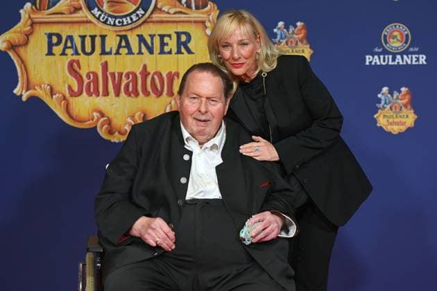 Entertainment Themen der Woche KW11 Entertainment Bilder des Tages Ottfried FISCHER (Kabarettist,Schauspieler) im Rollstuhl,mit Ehefrau Simone Brandlmeier, Roter Teppich. Salvator Starkbier Probe 2025 auf dem Nockherberg in Muenchen am 12.03.2025. *** Ottfried FISCHER cabaret artist, actor in a wheelchair, with wife Simone Brandlmeier, red carpet Salvator Starkbier rehearsal 2025 at the Nockherberg in Munich on 12 03 2025