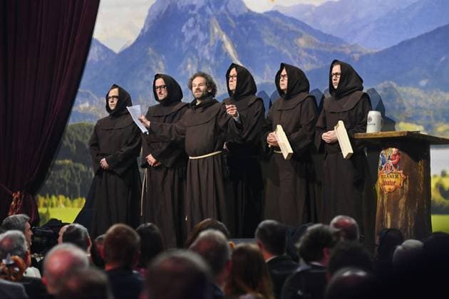 Bilder des Jahres 2025, Entertainment 03 März Entertainment Themen der Woche KW11 Entertainment Bilder des Tages Fastenprediger Maxi SCHAFROTH mit den Moenchen. Salvator Starkbier Probe 2025 auf dem Nockherberg in Muenchen am 12.03.2025. *** Lenten preacher Maxi SCHAFROTH with the Moenchen Salvator Starkbier Probe 2025 at the Nockherberg in Munich on 12 03 2025