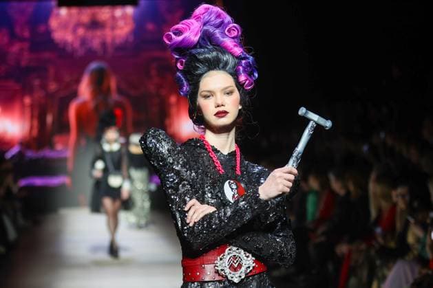 Entertainment Bilder des Tages RUSSIA, MOSCOW - MARCH 13, 2025: A woman models one of the creations during a runway show for the Moscow Art and Industry Institute collection as part of the 4th Moscow Fashion Week at the Manege Central Exhibition Hall (Moscow Manege). Yevgeny Messman TASS  79068162