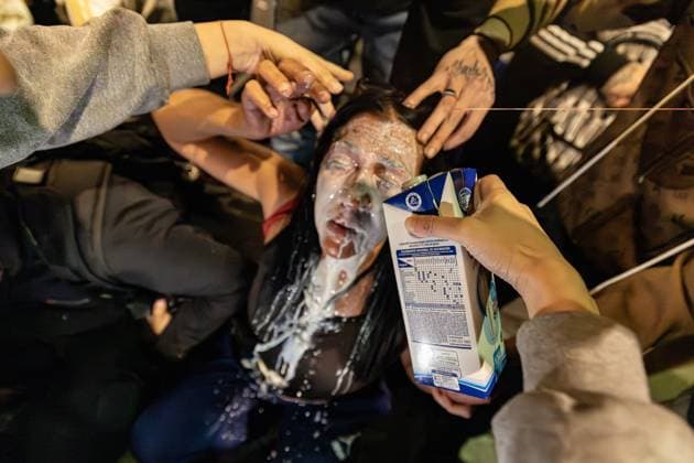 Bilder des Jahres 2025, News 03 März News Themen der Woche KW11 March 12, 2025, Buenos Aires, Argentina: Protesters pour milk on a woman eyes to ease the burning from the teargas during the demonstration. In the call for support to retirees, fans, and activists clashed with the police around the legislative palace. The police responded with tear gas, rubber bullets, and water cannons to disperse the protesters. Buenos Aires Argentina - ZUMAs197 20250312_aaa_s197_310 Copyright: xRosanaxÃlvarezxMullnerx