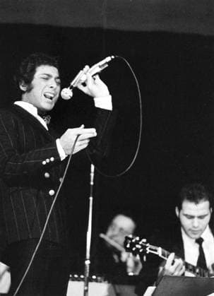 Paul Albert Anka OC (geboren am 30. Juli 1941) ist ein kanadisch amerikanischer Sänger, Songschreiber und Schauspieler. Er ist vor allem für seine Hits wie Diana, Lonely Boy, Put Your Head on My Shoulder und (You re) Having My Baby bekannt. Anka schrieb auch die Titelmelodie für die Tonight Show Starring Johnny Carson, einen der größten Hits von Tom Jones, She s a Lady, und den englischen Text zu Claude François und Jacques Revauxs Musik für Frank Sinatras Erkennungsmelodie My Way, die von vielen aufgenommen wurde, darunter auch von Elvis Presley. Abgebildet in Schweden in den 1960er Jahren Paul Albert Anka OC (born July 30, 1941) is a Canadian-American singer, songwriter and actor. He is best known for his signature hit songs including Copyright: imageBROKER Sjoberg ibljsj12885618.jpg