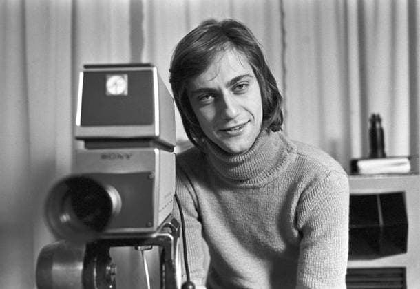 Lars Sven Lasse Hallström, geboren am 2. Juni 1946, ist ein schwedischer Filmregisseur. Er wurde zunächst bekannt, weil er bei fast allen Musikvideos der Popgruppe ABBA Regie führte, und wurde dann Spielfilmregisseur. Für Mein Leben als Hund (Mitt liv som hund) (1985) und später für The Cider House Rules (1999) wurde er für einen Oscar als bester Regisseur nominiert. Zu seinen weiteren gefeierten Regiearbeiten gehören What s Eating Gilbert Grape (1993) und Chocolat (2000) . Aufgenommen in den 1970er Jahren mit einer Filmkamera 1975. Kristoffersson ref 7 28 Lars Sven Lasse Hallström, born 2 June 1946 is a Swedish film director. He first became known for directing almost all the music videos by the pop group ABBA, and subsequently became Copyright: imageBROKER Sjoberg ibljsj12889434.jpg
