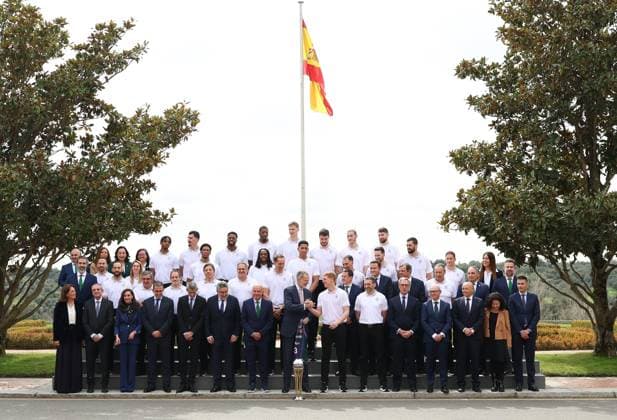 The King receives the Unicaja Basketball team, champion of the 89th edition of the Copa de S M el Rey of basketball Family photo of King Felipe VI c , with the Unicaja Basketball team, at the Zarzuela Palace, on March 13, 2025, in Madrid Spain The King has received the Unicaja Basketball team, which won the 89th edition of the Copa de S M el Rey of basketball, after beating Real Madrid 93 79 in the final, in a tournament held at the Gran Canaria Arena on 13 March 2025, which won the 89th edition of the Copa de S M el Rey Basketball Cup, after beating Real Madrid 93 79 in the final, in a tournament held at the Gran Canaria Arena 13 MARCH 2025 KING JOSÉ LUIS TEMES MUSIC 2008 Marta Ferná Madrid Madrid Madrid Espana Copyright: xMartaxFernandezx 6576500