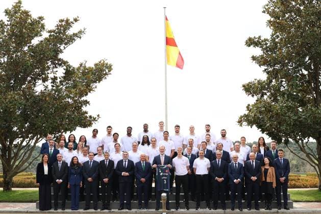 The King receives the Unicaja Basketball team, champion of the 89th edition of the Copa de S M el Rey of basketball Family photo of King Felipe VI c , with the Unicaja Basketball team, at the Zarzuela Palace, on March 13, 2025, in Madrid Spain The King has received the Unicaja Basketball team, which won the 89th edition of the Copa de S M el Rey of basketball, after beating Real Madrid 93 79 in the final, in a tournament held at the Gran Canaria Arena on 13 March 2025, which won the 89th edition of the Copa de S M el Rey Basketball Cup, after beating Real Madrid 93 79 in the final, in a tournament held at the Gran Canaria Arena 13 MARCH 2025 KING JOSÉ LUIS TEMES MUSIC 2008 Marta Ferná Madrid Madrid Madrid Espana Copyright: xMartaxFernandezx 6576501