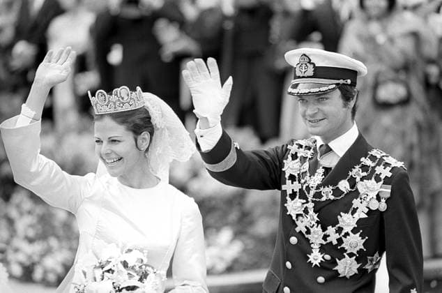 Hochzeit von Carl XVI. Gustaf und Silvia Sommerlath. Carl XVI. Gustaf, König von Schweden. Geboren am 30. April 1946. Die Hochzeit am 19. Juni 1976 in Stockholm. Königin Silvia in ihrem Hochzeitskleid mit König Carl XVI Gustaf Wedding of Carl XVI Gustaf and Silvia Sommerlath. Carl XVI Gustaf, King of Sweden. Born 30 april 1946. The wedding 19 june 1976 in Stockholm. Queen Silvia in her wedding dress with king Carl XVI Gustaf Copyright: imageBROKER Sjoberg ibljsj12891623.jpg