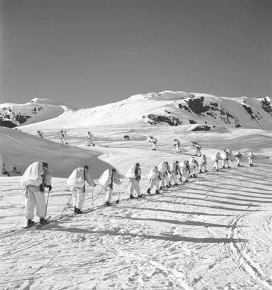 Schwedische Soldaten während des Zweiten Weltkriegs. Bewaffnete Soldaten in weißen Schneeanzügen fahren in den schwedischen Bergen Ski. Schweden 1943. Kristoffersson ref E5 3 Swedish soldiers during the Second World War. Armed soldiers dressed in white snowsuits are skiing in the Swedish mountains. Sweden 1943. Kristoffersson ref E5-3 Copyright: imageBROKER Sjoberg ibljsj12889757.jpg
