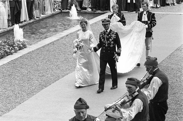 Hochzeit von Carl XVI. Gustaf und Silvia Sommerlath. Carl XVI. Gustaf, König von Schweden. Geboren am 30. April 1946. Die Hochzeit am 19. Juni 1976 in Stockholm. Königin Silvia in ihrem Hochzeitskleid mit König Carl XVI. Gustaf auf dem Weg zum königlichen Schloss in Stockholm Wedding of Carl XVI Gustaf and Silvia Sommerlath. Carl XVI Gustaf, King of Sweden. Born 30 april 1946. The wedding 19 june 1976 in Stockholm. Queen Silvia in her wedding dress with king Carl XVI Gustaf walking up to the royal castle in Stockholm Copyright: imageBROKER Sjoberg ibljsj12891612.jpg