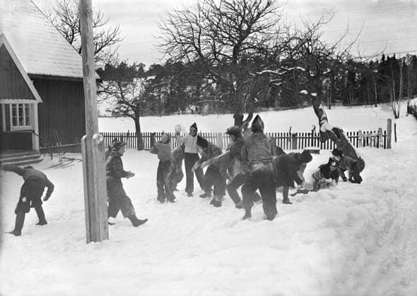 Eine Schulklasse macht Pause und bewirft sich gegenseitig mit Schneebällen vor der ländlichen Dorfschule auf der Insel Ornö in den südlichen Schären von Stockholm. Schweden Februar 1940. Kristoffersson ref 61 4 A school class has recess and throws snowballs at each other outside the rural village school on the island of Ornö in Stockholm s southern archipelago. Sweden February 1940. Kristoffersson ref 61-4 Copyright: imageBROKER Sjoberg ibljsj12887815.jpg