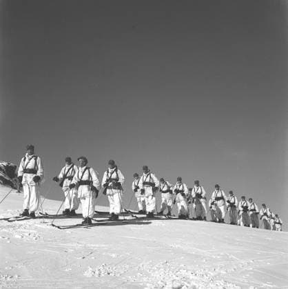 Schwedische Soldaten während des Zweiten Weltkriegs. Bewaffnete Soldaten in weißen Schneeanzügen fahren in den schwedischen Bergen Ski. Schweden 1943. Kristoffersson ref E2 5 Swedish soldiers during the Second World War. Armed soldiers dressed in white snowsuits are skiing in the Swedish mountains. Sweden 1943. Kristoffersson ref E2-5 Copyright: imageBROKER Sjoberg ibljsj12889638.jpg