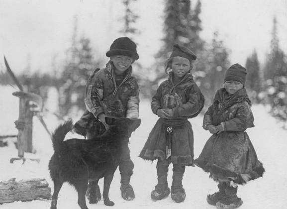 Sami in Schwedisch Lappland 1910. Drei kleine samische Kinder mit einem Hund in Gällivare, Lappland, Schweden, Europa Sami people in Swedish Lapland 1910. Three small sami children with a dog i Gällivare, Lapland, Sweden, Europe Copyright: imageBROKER Sjoberg ibljsj12896330.jpg