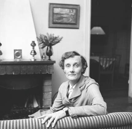 Astrid Lindgren. Schwedische Autorin von Kinderbüchern, Liedern und Romanen. Geboren am 14. November 1907 28. Januar 2002. International bekannt durch die Bücher Pippi Langstrumpf, Emil von Lönneberga, Karlsson vom Dach und die Sechs Bullerbü Kinder. 2017 wurde sie als 18. meistübersetzte Autorin der Welt ermittelt. Rund 167 Millionen ihrer Bücher wurden 2010 weltweit verkauft. Das Bild zeigt sie zu Hause in ihrer Wohnung in der Dalagatan 46, 1955. ref BV51 2 Astrid Lindgren. Swedish author of childrens books, songs and novels. Born 14 november 1907 - 28 january 2002. Internationally famous for the books featurings Pippi Longstocking, Emil of Lönneberga, Karlsson-on-the-roof and the Six Bullerby children. 2017 she was calculated to be t Copyright: imageBROKER Sjoberg ibljsj12886952.jpg