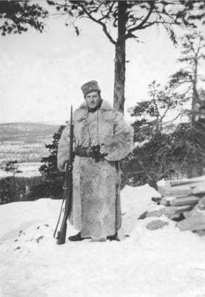 Schwedische Armee während des Zweiten Weltkriegs. Ein Soldat hält an einem kalten Wintertag in Norrbotten, Schweden, in den 1940er Jahren Wache, Europa Swedish army during WW2. A soldier is standing on guard on a cold winters day in Norrbotten Sweden in the 1940s Copyright: imageBROKER Sjoberg ibljsj12898490.jpg