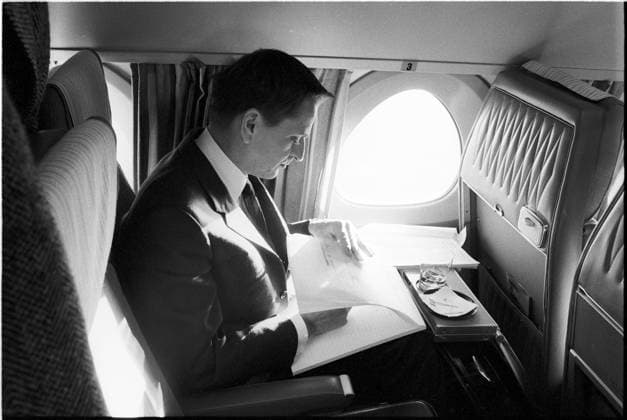 Olof Palme. Schwedischer sozialdemokratischer Politiker und Ministerpräsident. Geboren am 14. Oktober 1927. Ermordet am 28. Februar 1986. Hier abgebildet 1968 in einem Flugzeug, wo er sich auf das Lesen von Dokumenten vorbereitet. Kristoffersson ref 3 91 Olof Palme. Swedish social democratic politican and prime minister. Born october 14 1927. Murdered february 28 1986. Pictured here 1968 in an airplane preparing himself reading documents. Kristoffersson ref 3-91 Copyright: imageBROKER Sjoberg ibljsj12899007.jpg