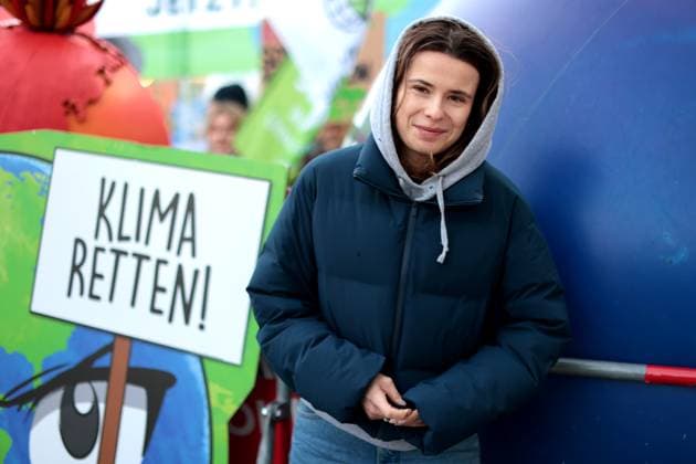 Bilder des Jahres 2025, News 03 März News Themen der Woche KW11 News Bilder des Tages Luisa Neubauer, Deutsche Klimaschutzaktivistin, demonstriert vor der CDU Parteizentrale, bei der Ankunft der Spitzen von CDU und SPD, zu den Koalitionsgespraechen, DEU, Berlin, 13.03.2025 *** Luisa Neubauer, German climate protection activist, demonstrates in front of the CDU party headquarters, on the arrival of the CDU and SPD leaders, for the coalition talks, DEU, Berlin, 13 03 2025