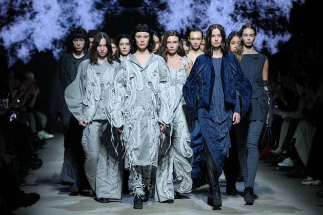 Entertainment Bilder des Tages RUSSIA, MOSCOW - MARCH 13, 2025: Models wear creations during a catwalk show for a new Abzaeva collection during the 4th Moscow Fashion Week at the Manege Central Exhibition Hall. Sergei Savostyanov TASS  79081224