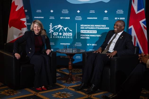 News Bilder des Tages March 13, 2025, La Malbaie, Pq, Canada: Foreign Affairs Minister Melanie Joly, and U.K. Foreign Secretary David Lammy laugh before a bilateral meeting at the G7 Foreign Ministers Meeting (FMM) in La Malbaie, Que., Thursday, March 13, 2025. La Malbaie Canada  - ZUMAc35_ 20250313_zaf_c35_042 Copyright: xFrancisxVachonx