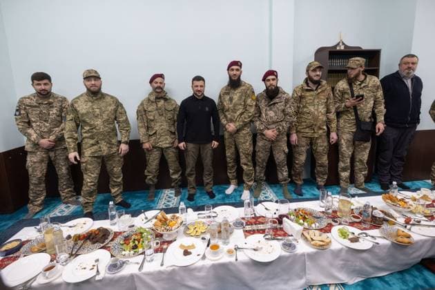 Bilder des Jahres 2025, News 03 März News Themen der Woche KW11 President Zelensky Takes Part in Iftar - Kyiv HANDOUT - President of Ukraine Volodymyr Zelenskyy, together with Muslim servicemen, representatives of the clergy and the Muslim community, as well as foreign diplomats and ministers from Turkey, joined the Iftar - an evening meal held during Ramadan. He presented state awards to Muslim soldiers, including the Golden Star order to the family of the deceased hero. Kyiv, Ukraine on March 13, 2025. Photo by Ukrainian Presidency Press Office via ABACAPRESS.COM Kyiv Ukraine  Copyright: xABACAx