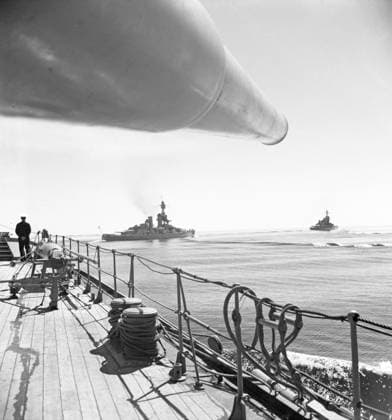 Während des Zweiten Weltkriegs. Das Kriegsschiff Sverige bei Marineübungen auf See. Die vorderen Kanonen sind sichtbar, im Hintergrund sind andere schwedische Kriegsschiffe zu sehen. Schweden, Juni 1940. Kristoffersson ref 141 During World war II. The war ship Sverige during navy exercises at sea. The front cannons are visible with other swedish warships visible in the background. Sweden june 1940. Kristoffersson ref 141 Copyright: imageBROKER Sjoberg ibljsj12898952.jpg