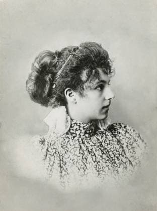 Mata Hari. Margaretha Geertruida MacLeod (geb. Zelle, 7. August 1876 15. Oktober 1917), besser bekannt unter dem Künstlernamen Mata Hari ( ?m??t? ?h??ri ), war eine niederländische exotische Tänzerin und Kurtisane, die während des Ersten Weltkriegs als Spionin für Deutschland verurteilt wurde. Professor Shipman, ein bekannter Wissenschaftler, erklärte, er glaube, daß sie unschuldig war und nur verurteilt wurde, weil die französische Armee einen Sündenbock brauchte. Sie wurde durch ein Erschießungskommando in Frankreich hingerichtet Mata Hari. Margaretha Geertruida MacLeod (née Zelle, 7 August 1876 – 15 October 1917), better known by the stage name Mata Hari ( ?m??t? ?h??ri ), was a Dutch exotic dancer and courtesan who was convicted of Copyright: imageBROKER Sjoberg ibljsj12896532.jpg