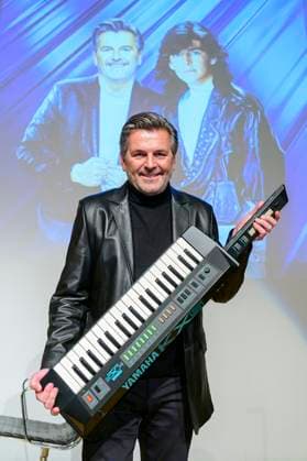 Bilder des Jahres 2025, Entertainment 03 März Entertainment Themen der Woche KW11 Thomas Anders bei der Übergabe einer originalen Yamaha KX5 Keytar von Modern Talking mit Kurzauftritt an die Stiftung Haus der Geschichte der Bundesrepublik Deutschland. Bonn, 11.03.2025 *** Thomas Anders at the presentation of an original Yamaha KX5 Keytar by Modern Talking with a short performance to the Foundation Haus der Geschichte der Bundesrepublik Deutschland Bonn, 11 03 2025 Foto:xJ.xZumbuschx xFuturexImagex anders_5224