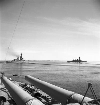 Während des Zweiten Weltkriegs. Das Kriegsschiff Sverige bei Marineübungen auf See. Die vorderen Kanonen sind sichtbar, im Hintergrund sind andere schwedische Kriegsschiffe zu sehen. Schweden, Juni 1940. Kristoffersson ref 141 During World war II. The war ship Sverige during navy exercises at sea. The front cannons are visible with other swedish warships visible in the background. Sweden june 1940. Kristoffersson ref 141 Copyright: imageBROKER Sjoberg ibljsj12899421.jpg