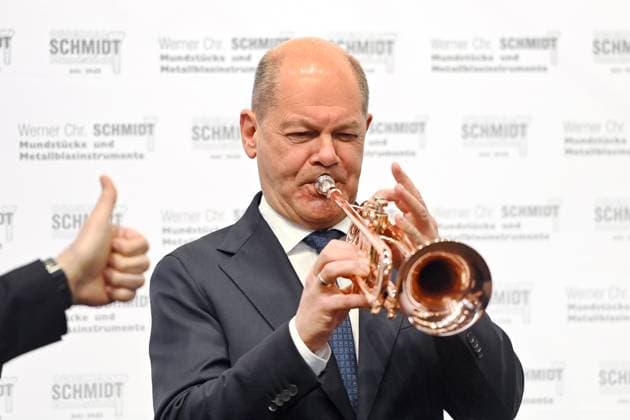Bilder des Jahres 2025, News 03 März News Themen der Woche KW11 News Bilder des Tages Messerundgang Bundeskanzler Olaf SCHOLZ, bei einem Stand einer Firma fuer Metallblasinstrumente, spilelt mit einer Jazz Trompete. Spitzengespraech der Deutschen Wirtschaft am 14.03.2025 anlaesslich Internationale Handwerksmesse IHM Muenchen *** Tour of the trade fair Federal Chancellor Olaf SCHOLZ, at a stand of a company for metal wind instruments, playing a jazz trumpet Top-level talk of the German economy on 14 03 2025 at the International Craft Fair IHM Munich