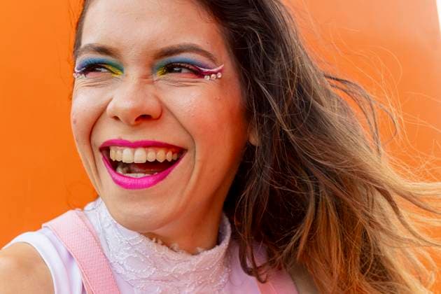 Creative Highlights Symbolfotos Celebrate diversity and artistry with this vibrant image of a woman radiating joy. Showcasing colorful, creative makeup, this image embodies LGBTQIA+ pride and self-expression. Model Released JuanAizpuru_ID26732_771866_002 Copyright: xJuanxAizpurux