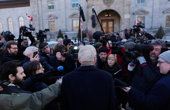 March 14, 2025, Ottawa, On, Canada: Former Liberal prime minister Jean Chretien talks to media as he arrives at a swearing in ceremony at Rideau Hall in Ottawa on Friday, March 14, 2025. Ottawa Canada  - ZUMAc35_ 20250314_zaf_c35_055 Copyright: xJustinxTangx